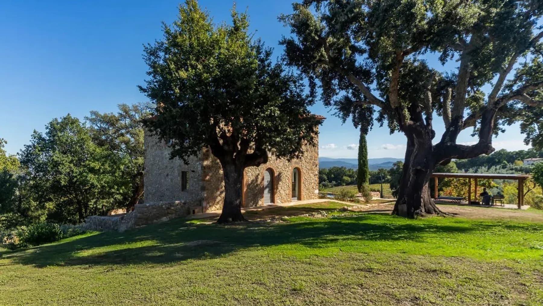 Villa in pietra con vigneto biologico a Roccastrada