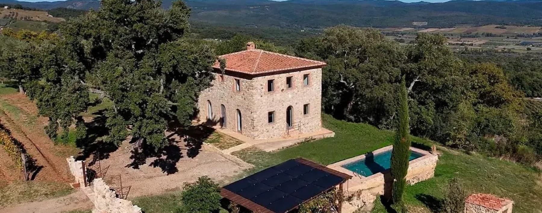 Villa in pietra con vigneto biologico a Roccastrada