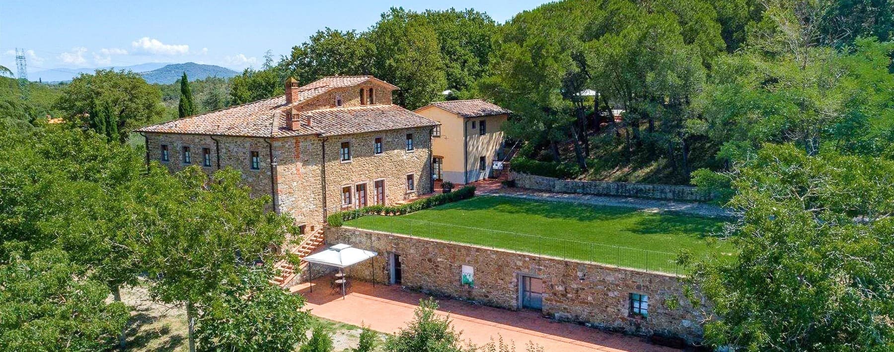 Colonica con vigneto panoramica a Bucine, Toscana