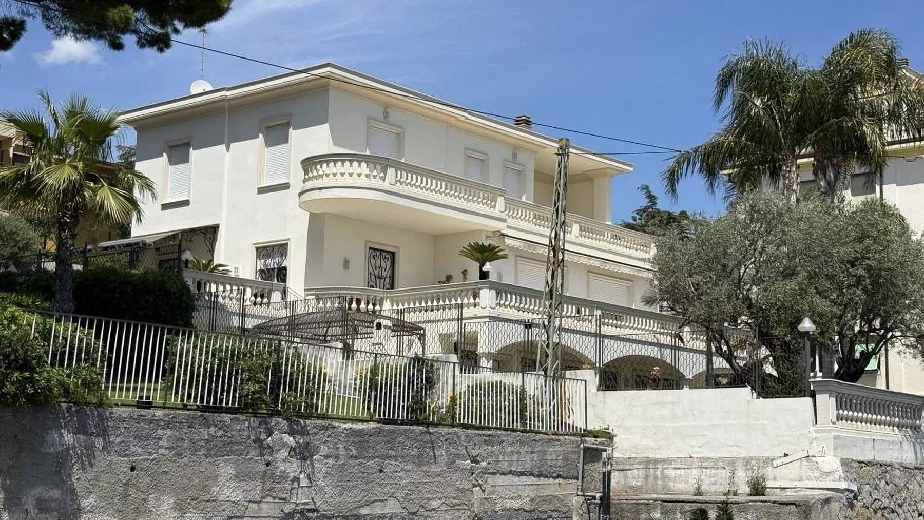 Villa bifamiliare fronte mare a Sanremo