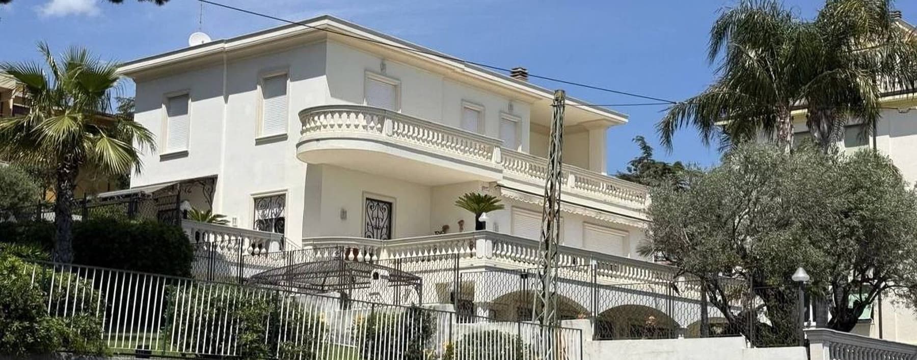 Villa bifamiliare fronte mare a Sanremo