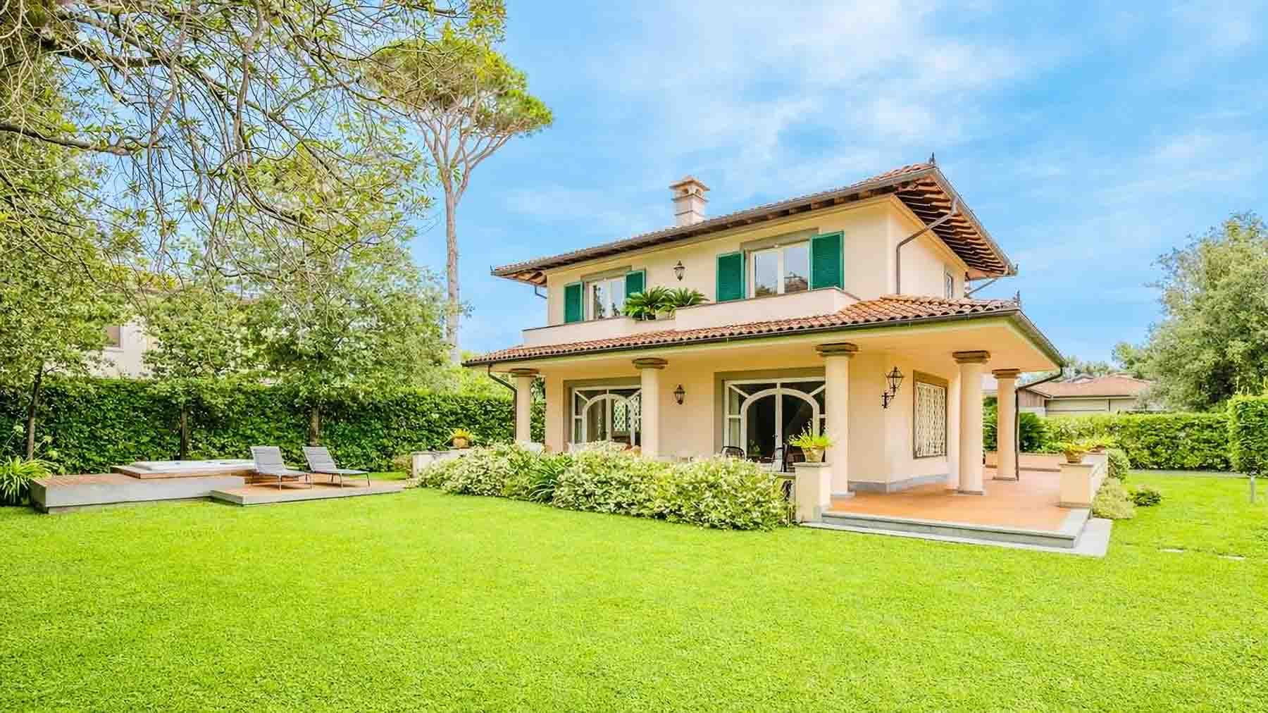 Exquisite Villa in Prestigious Forte dei Marmi, Tuscany