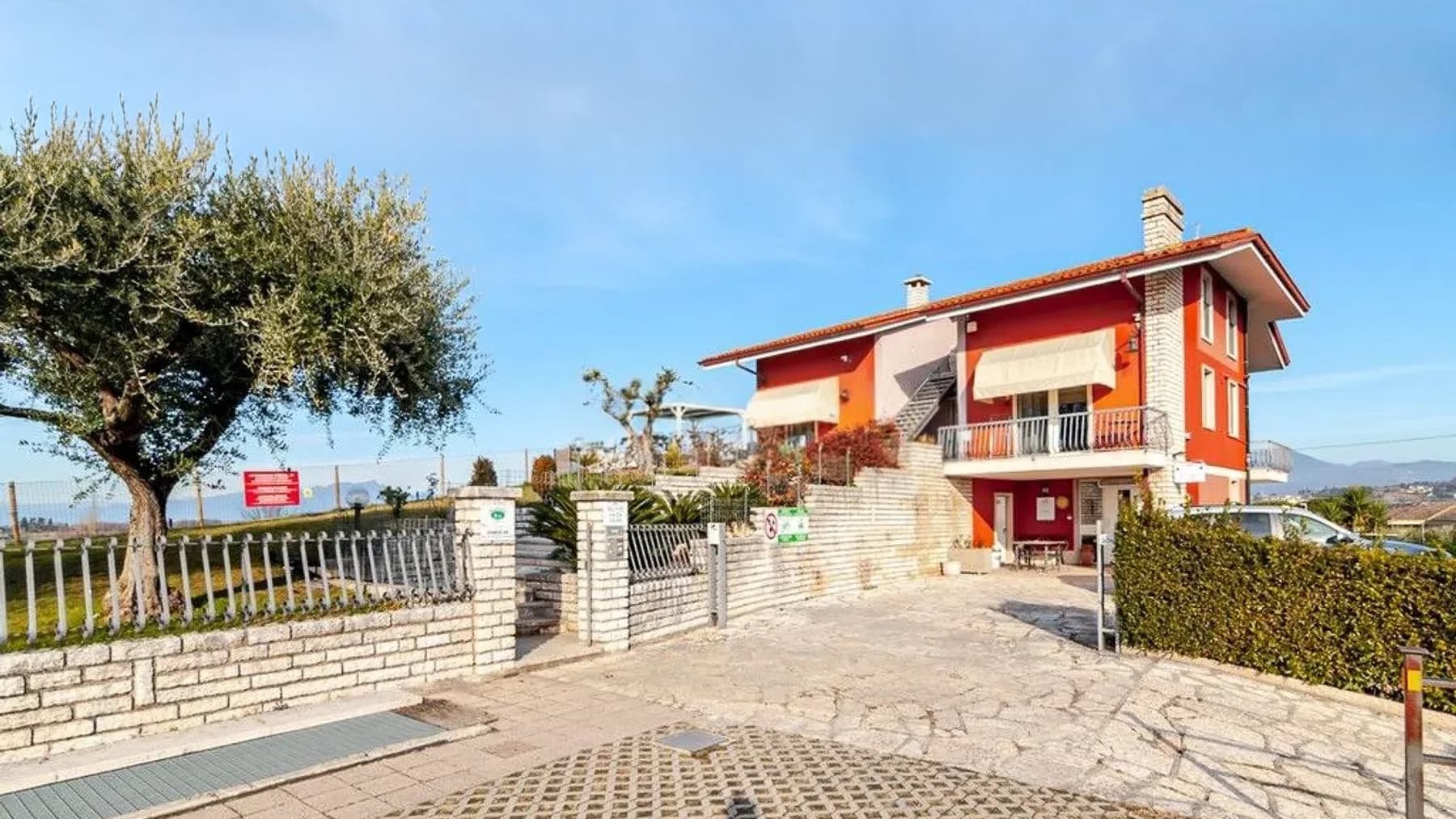 Villa trifamiliare a Oca, vicino al Lago di Garda