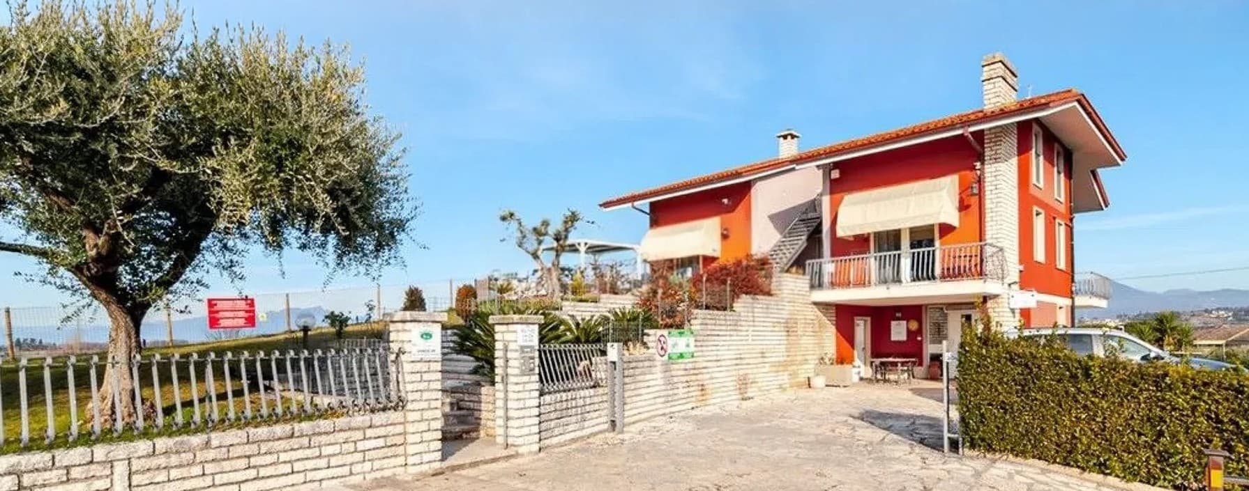 Villa trifamiliare a Oca, vicino al Lago di Garda