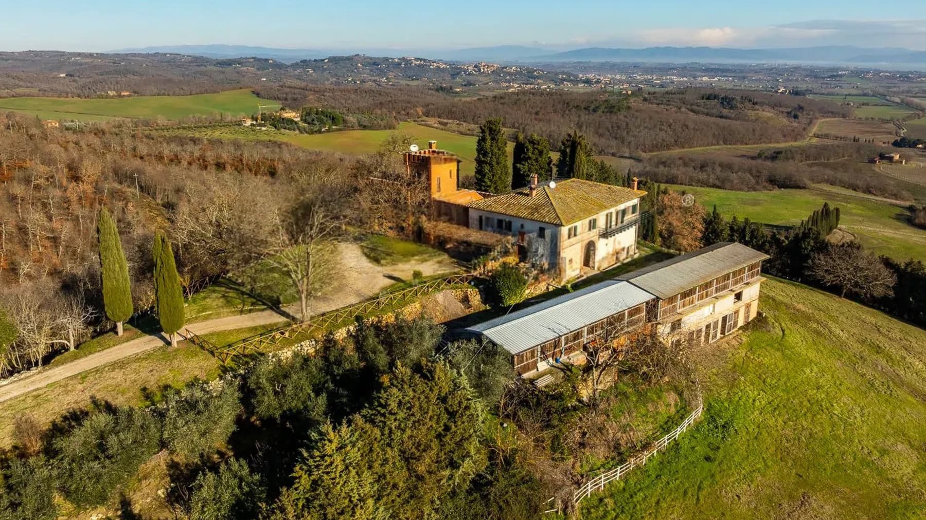 Casale con Castello e 100 ettari a Trequanda, Toscana