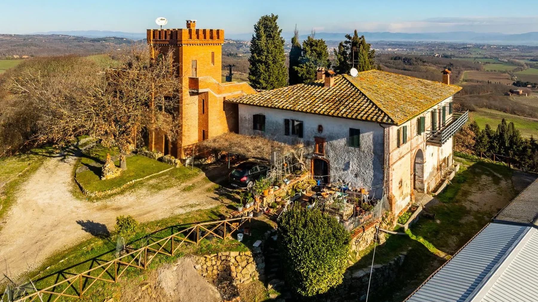 Casale con Castello e 100 ettari a Trequanda, Toscana