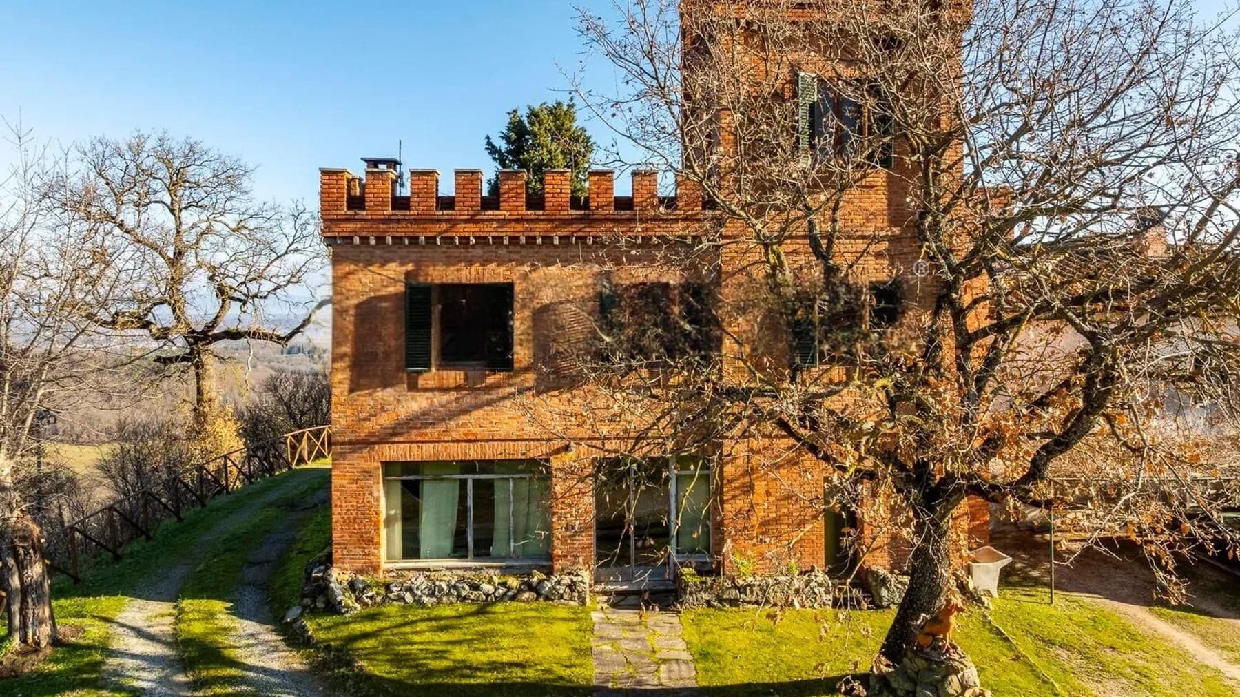 Casale con Castello e 100 ettari a Trequanda, Toscana