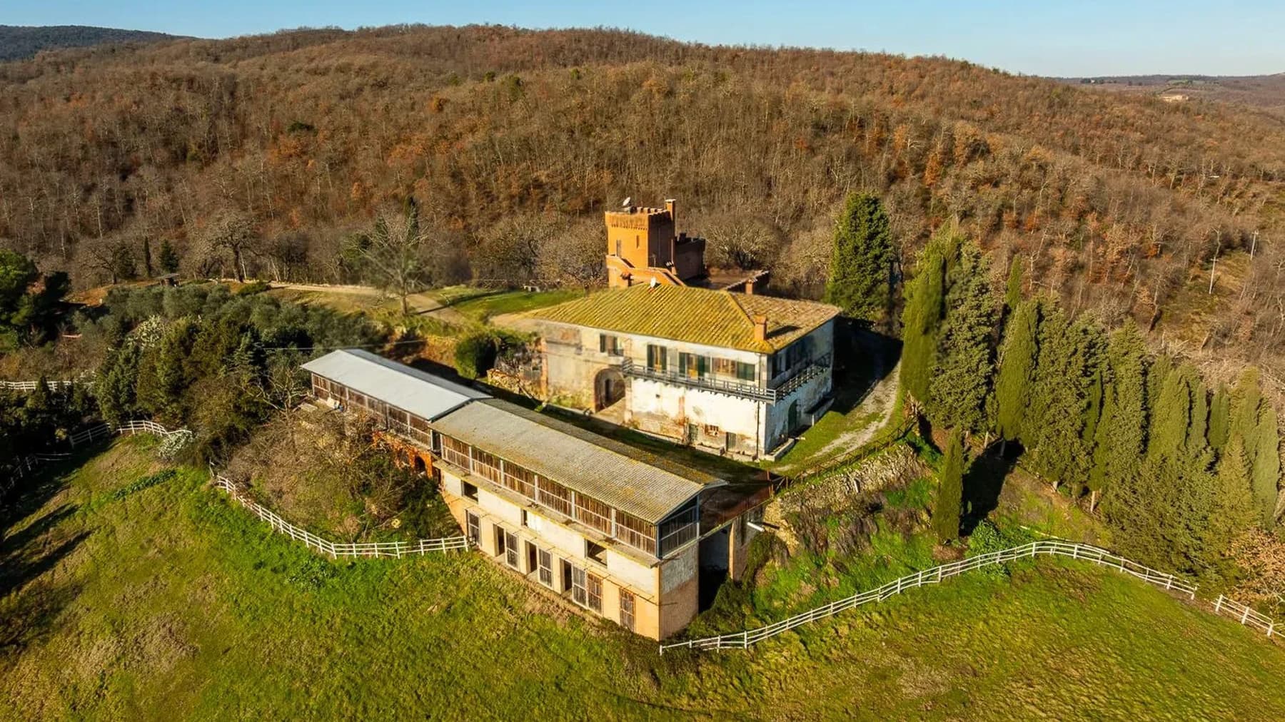 Casale con Castello e 100 ettari a Trequanda, Toscana
