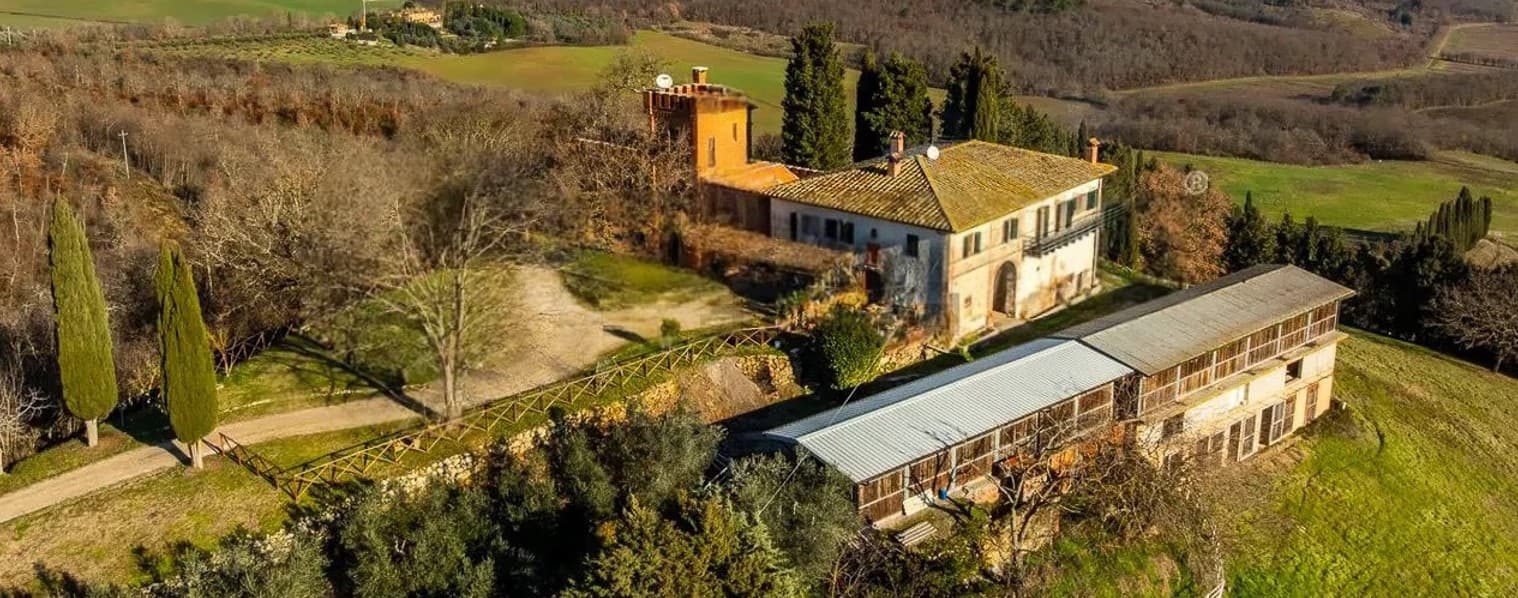 Casale con Castello e 100 ettari a Trequanda, Toscana