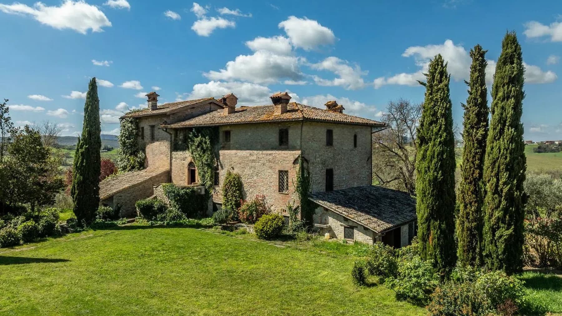 Casale storico con piscina e vista panoramica a Todi, Umbria