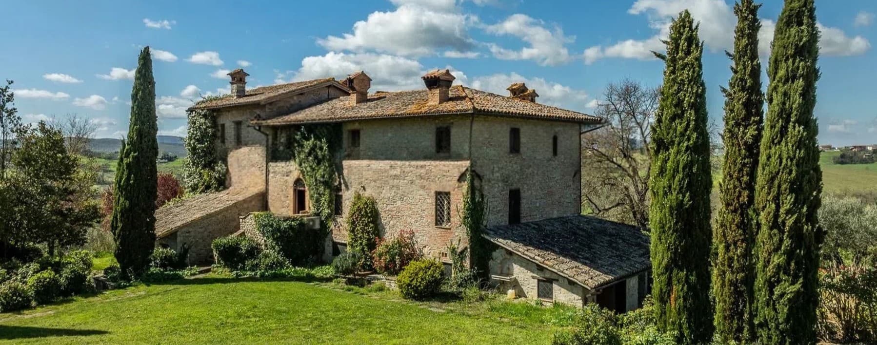 Casale storico con piscina e vista panoramica a Todi, Umbria
