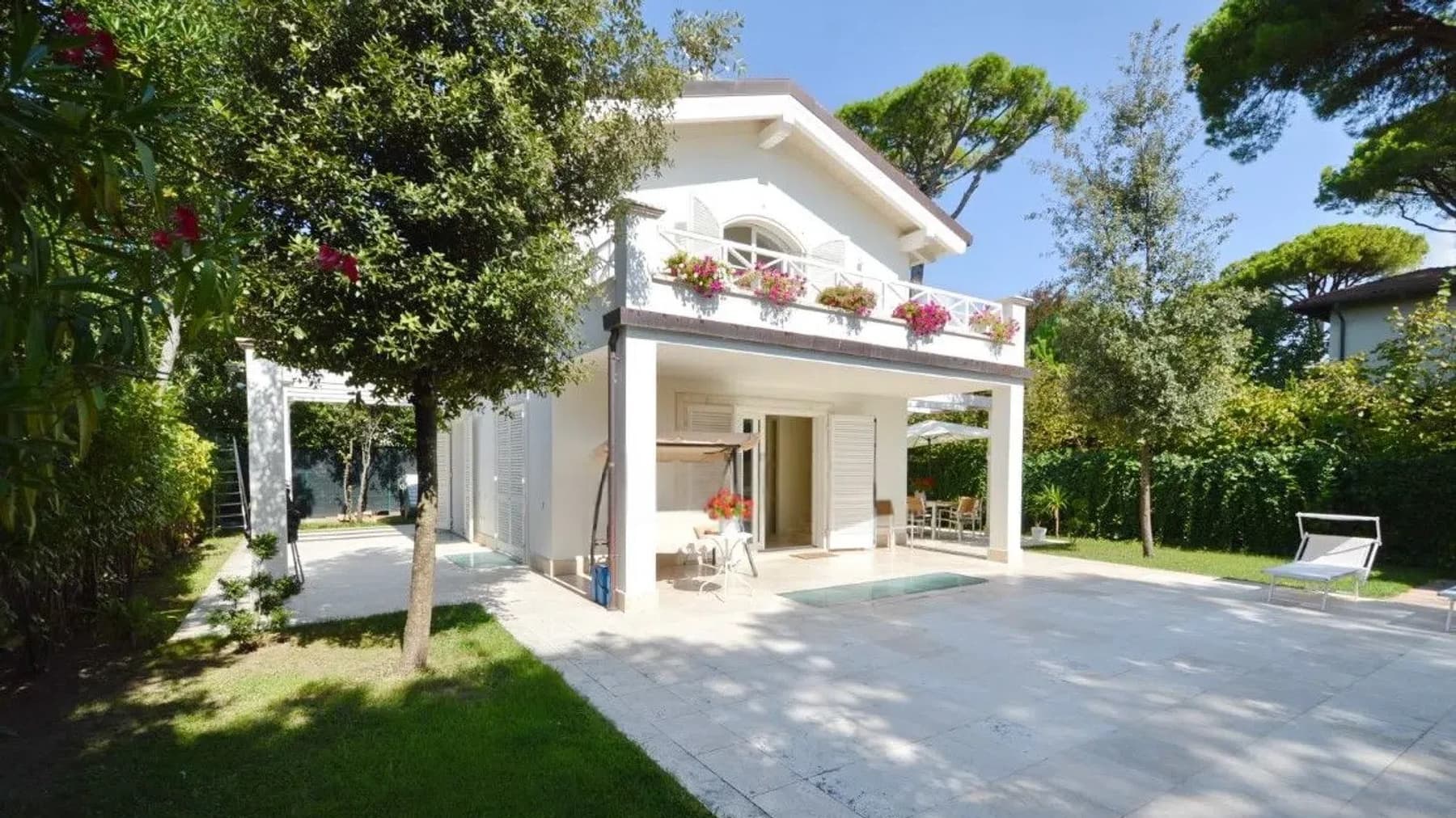 Villa con giardino privato a Forte dei Marmi, Toscana