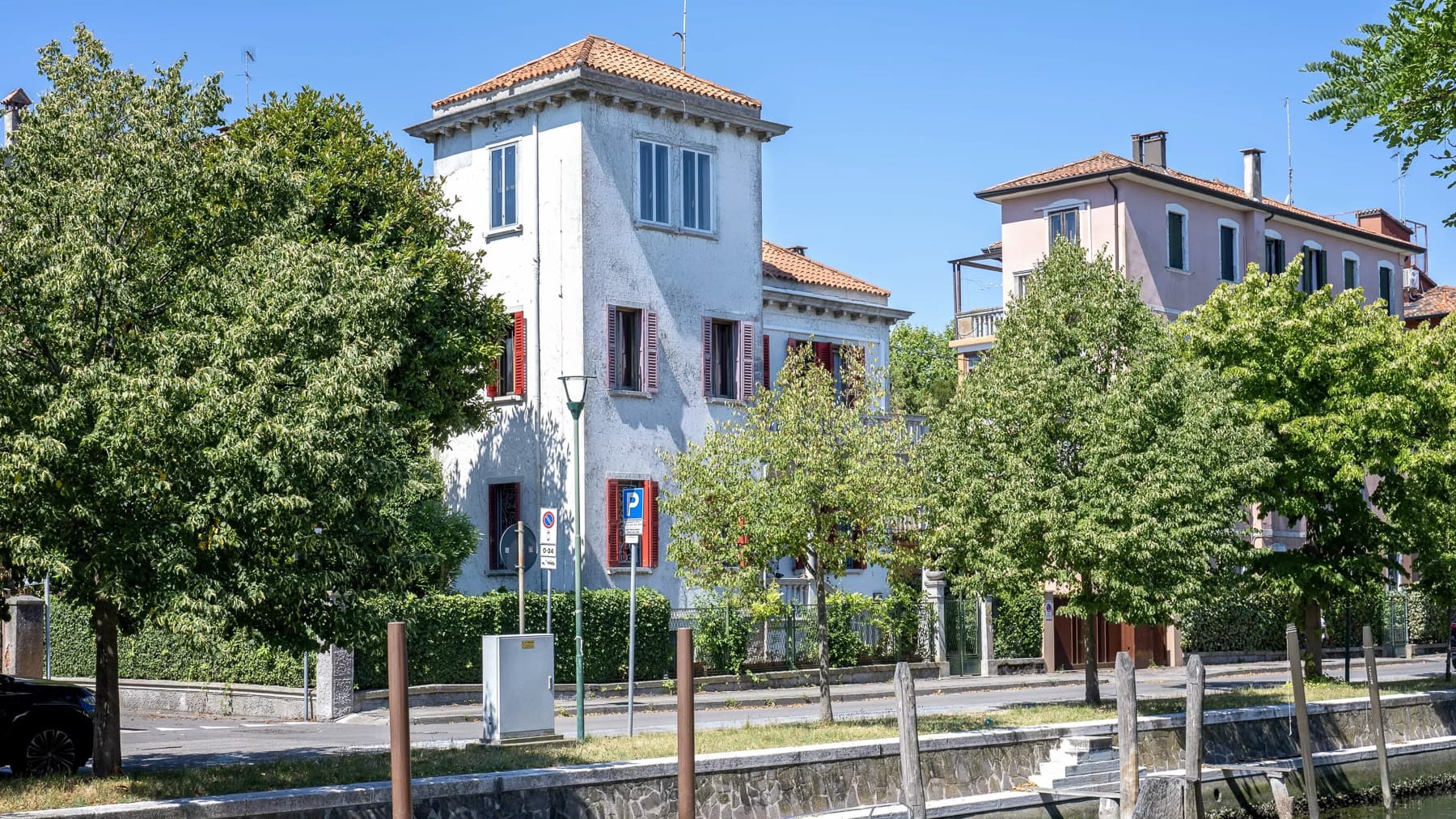 Prestigious Villa with Garden in Lido, Venice