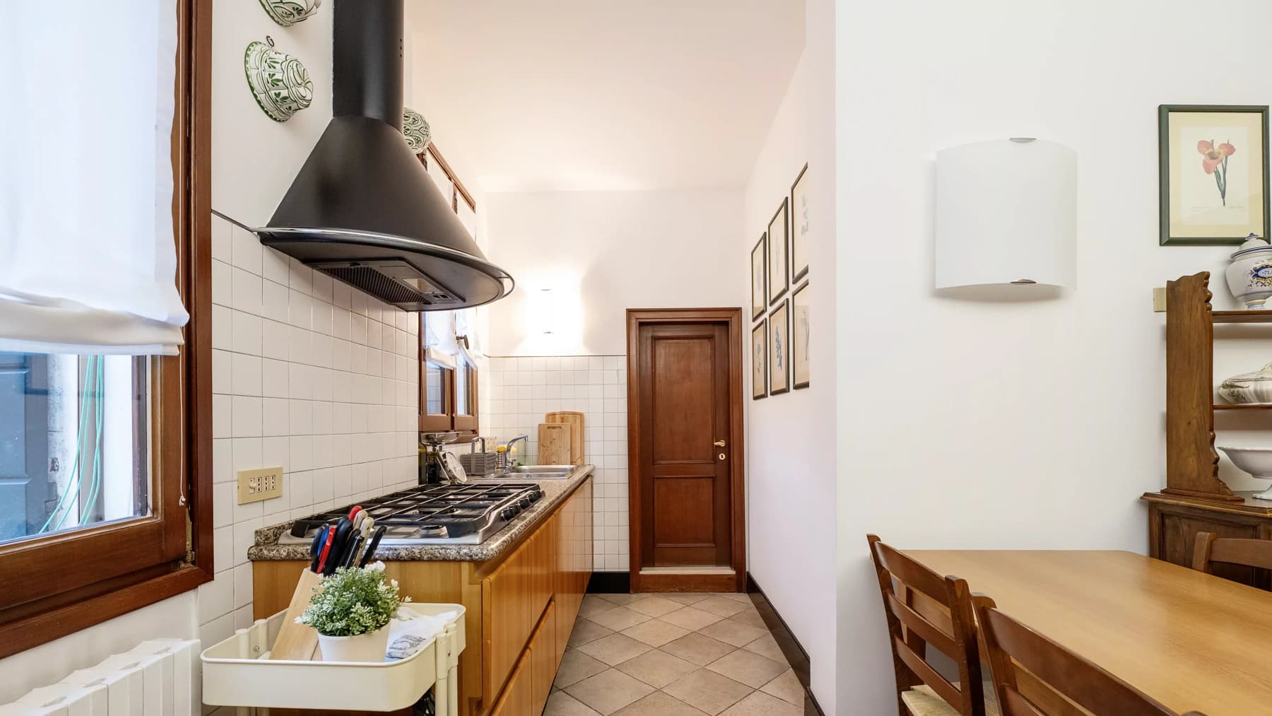 Elegant Apartment with Garden View in Venice, Veneto