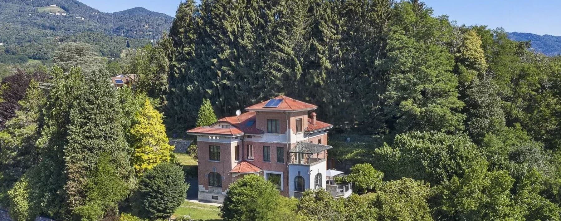 Villa esclusiva a Roccamare, lusso tra mare e natura