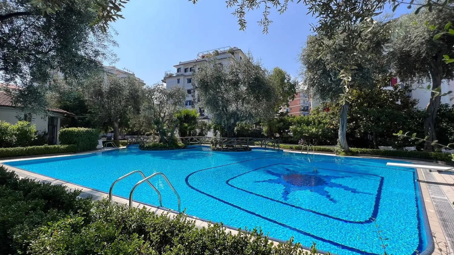 Appartamento spazioso a Sorrento con terrazzo e piscina