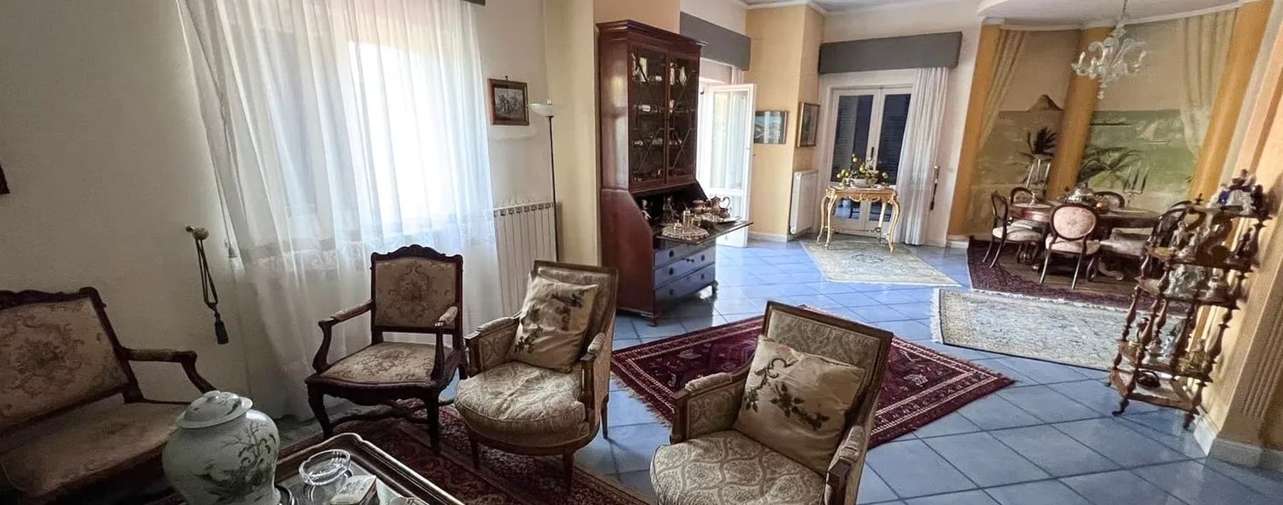 Appartamento spazioso a Sorrento con terrazzo e piscina