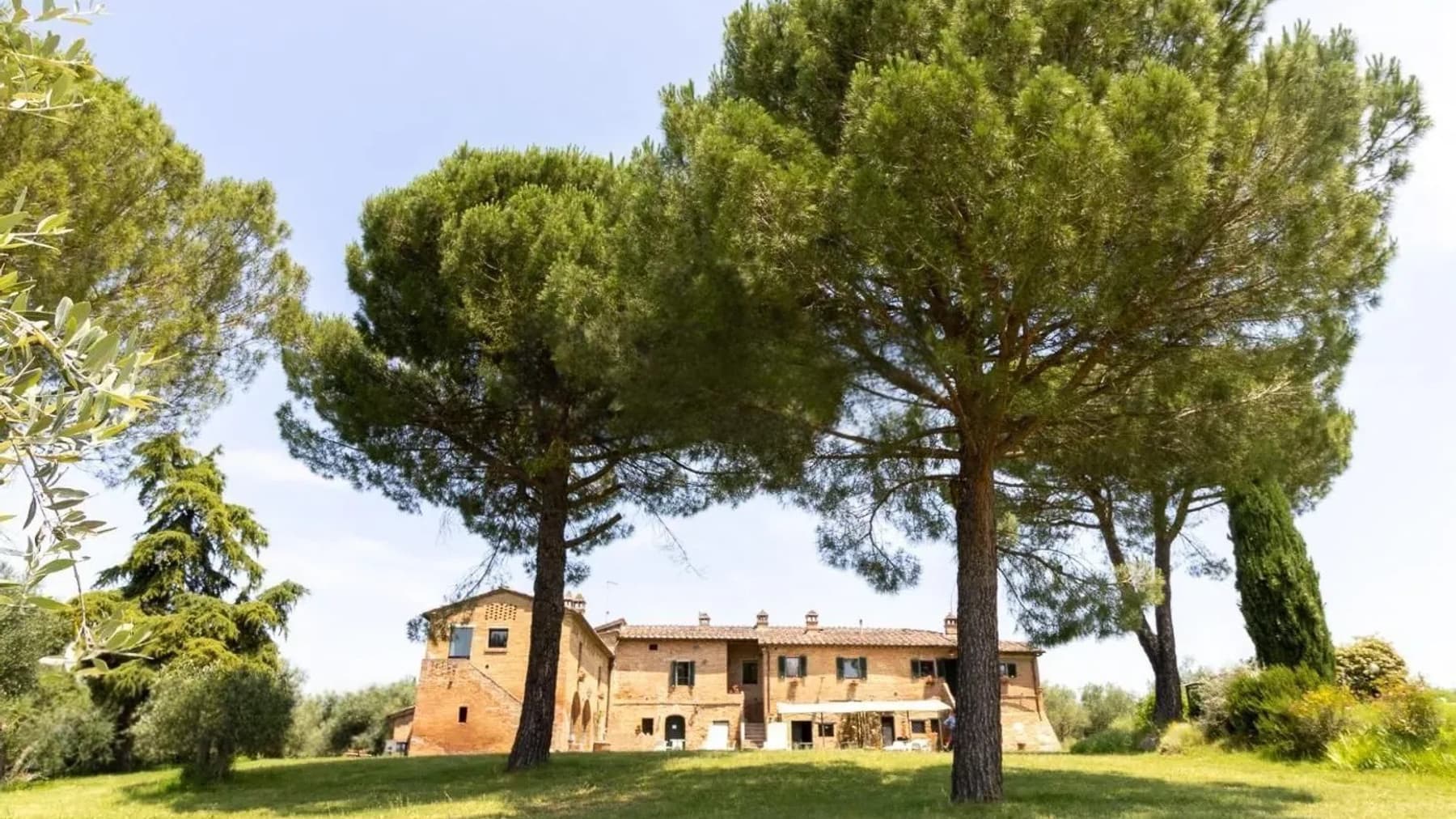 Casale panoramico con piscina nel cuore della Toscana