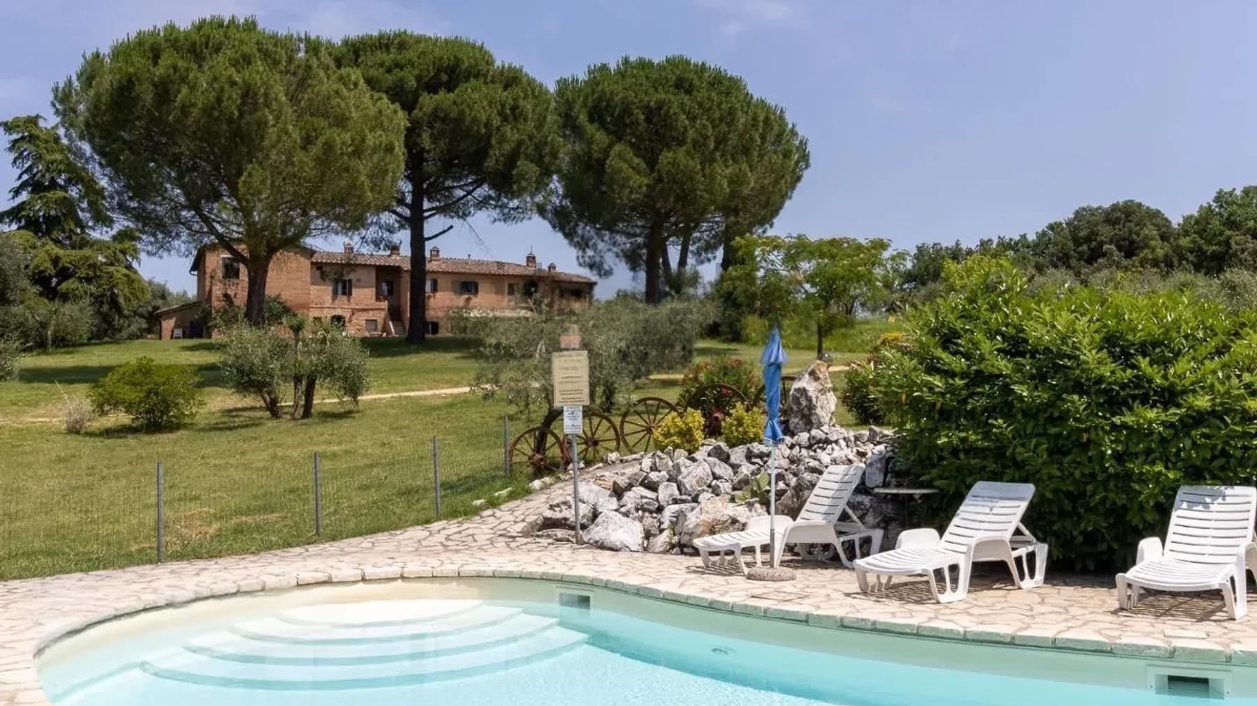 Casale panoramico con piscina nel cuore della Toscana