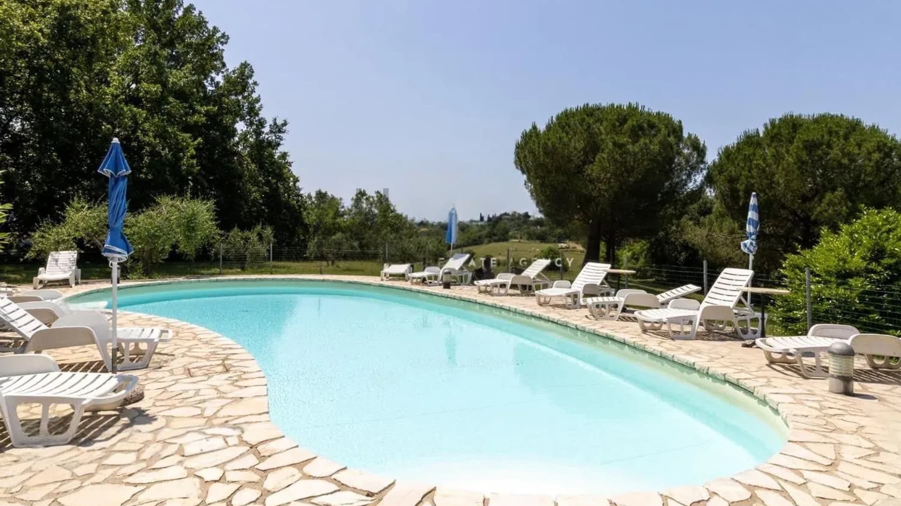 Casale panoramico con piscina nel cuore della Toscana