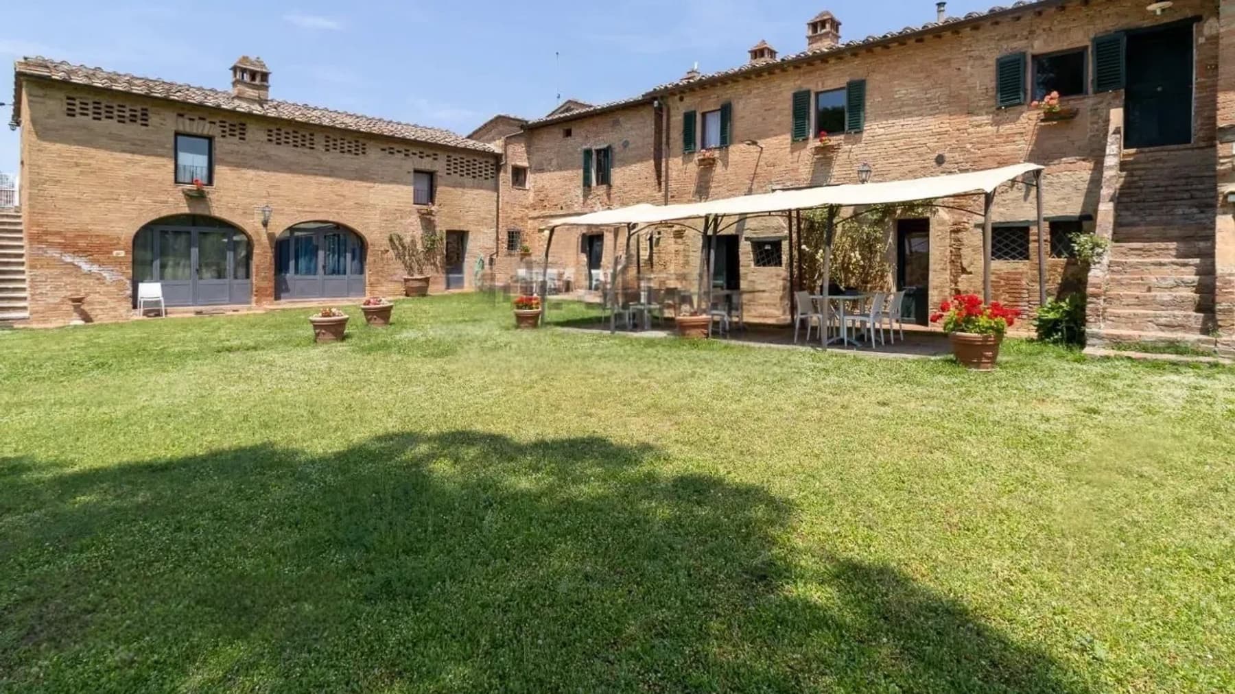Casale panoramico con piscina nel cuore della Toscana
