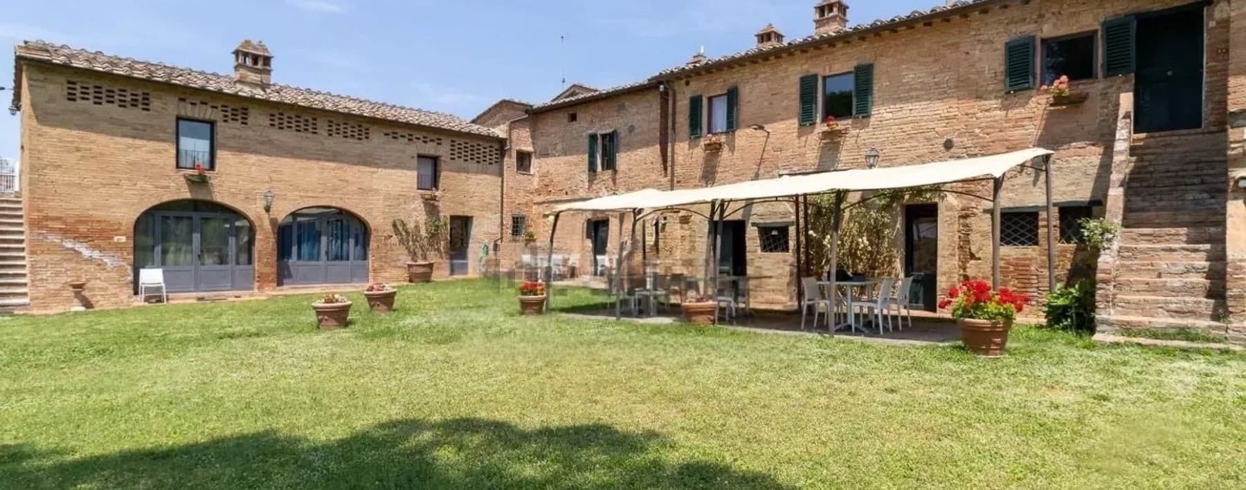 Casale panoramico con piscina nel cuore della Toscana