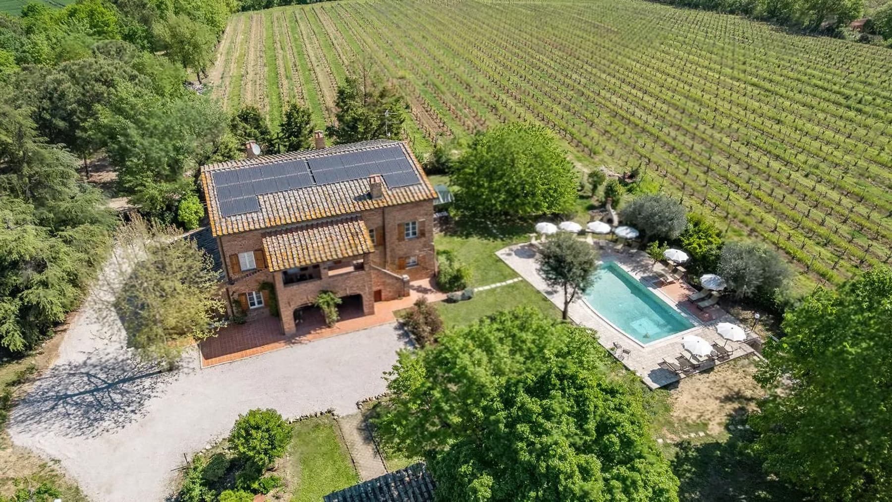 Casale a Montepulciano: Vigneti e Lusso Toscano