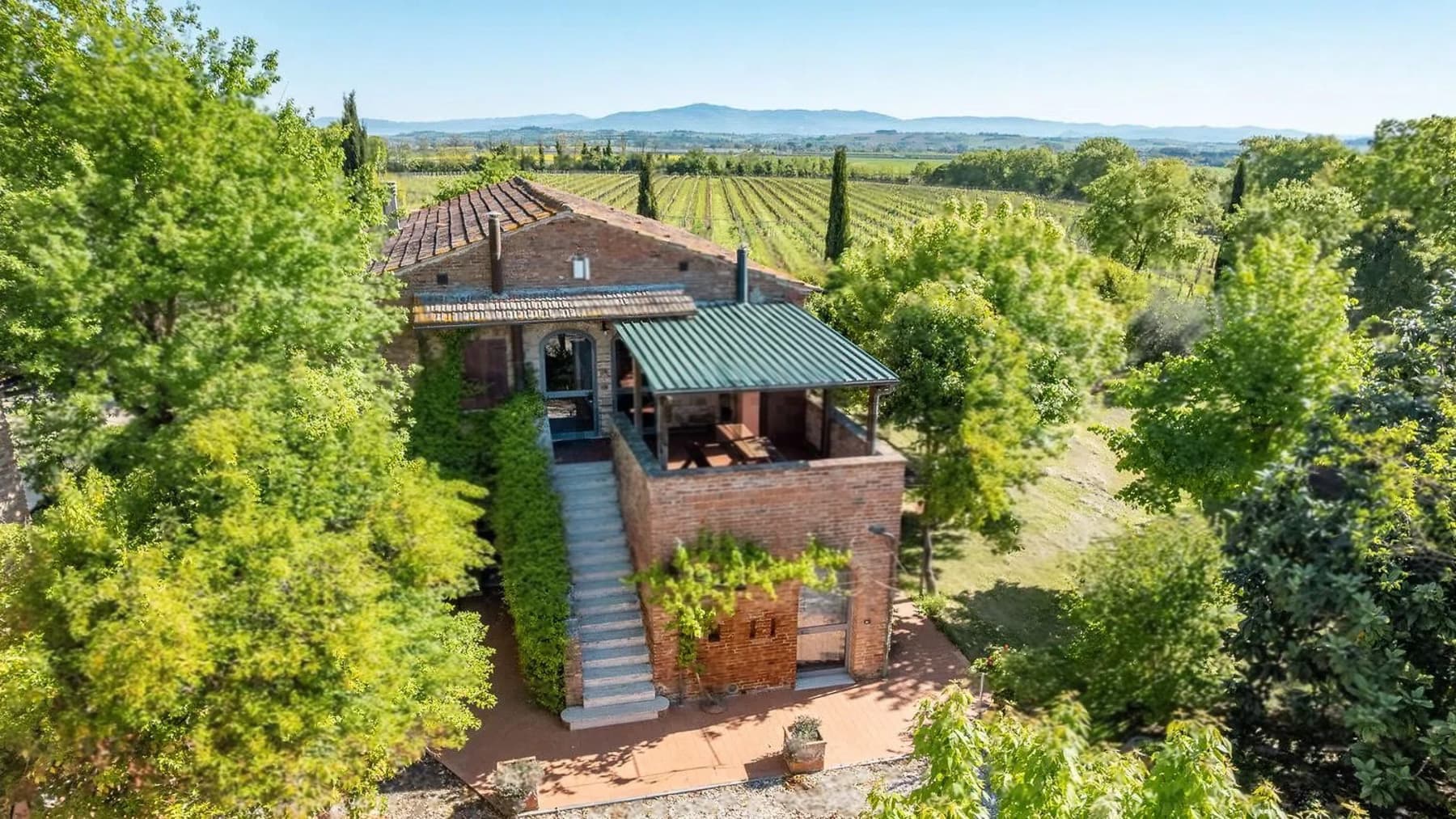 Casale a Montepulciano: Vigneti e Lusso Toscano