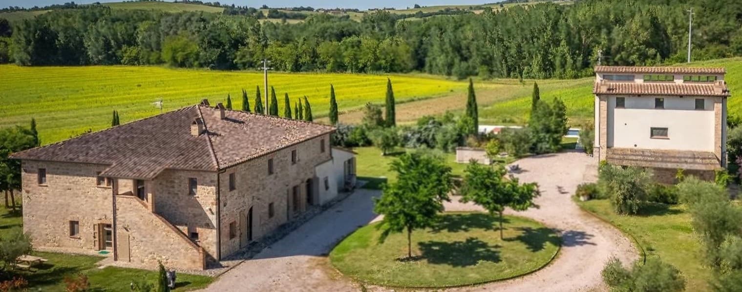 Casale storico con piscina nella verde Umbria