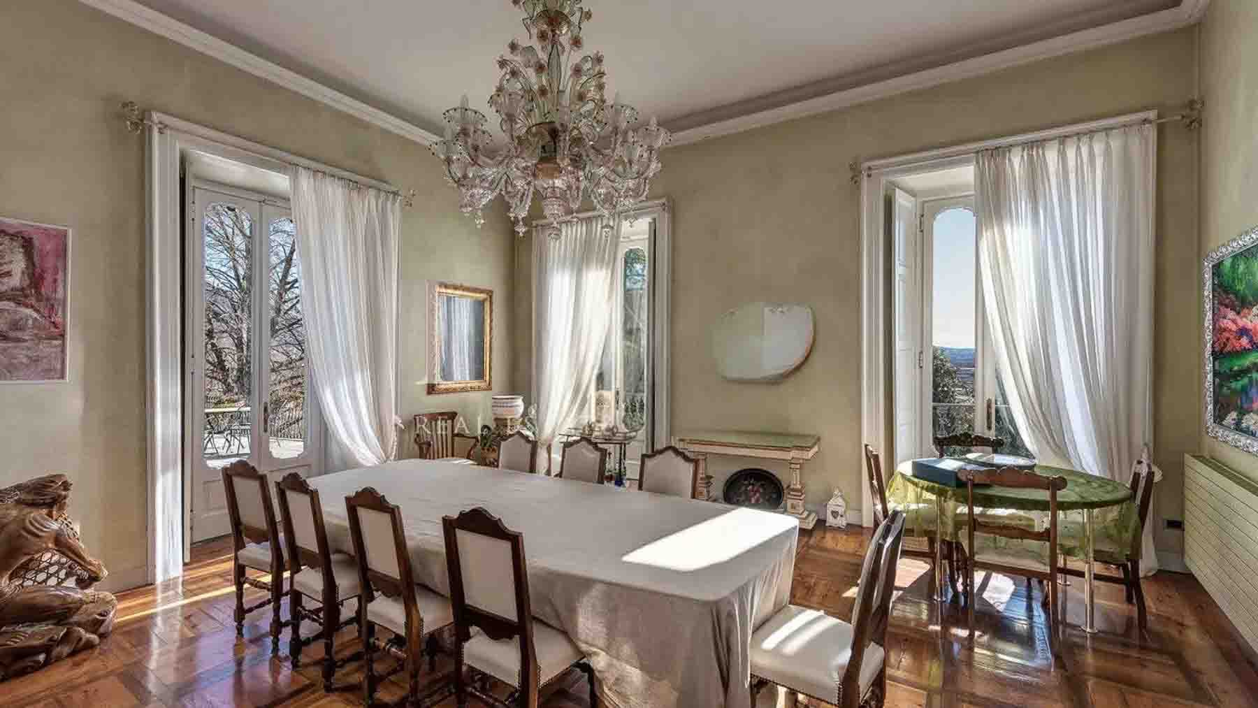 Villa storica con vista sui Laghi a Erba