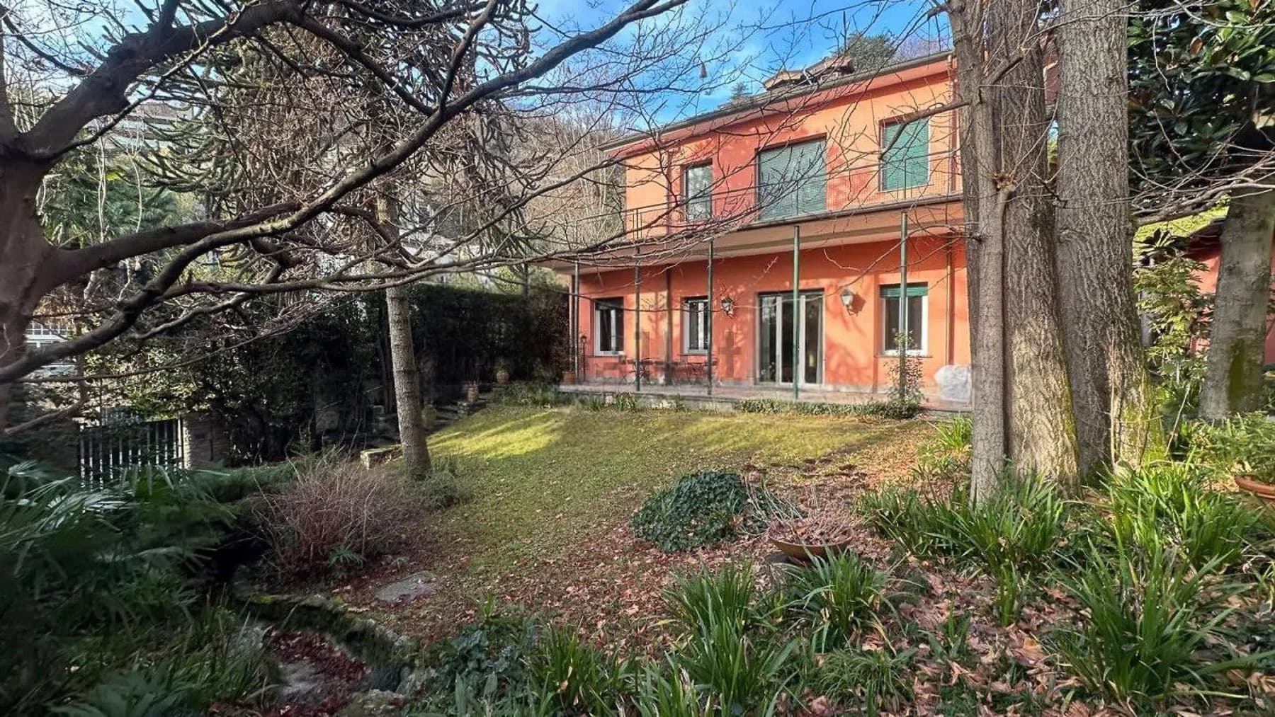 Villa spaziosa con giardino sul Lago di Como