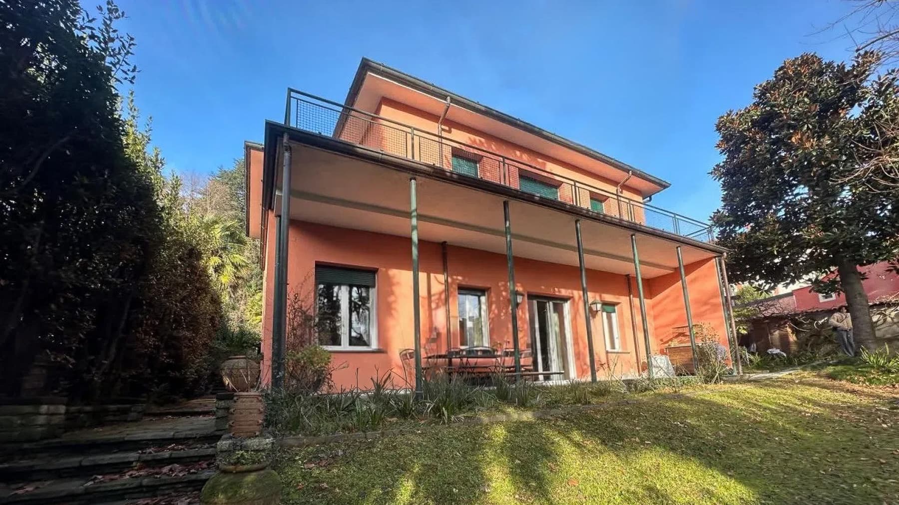 Villa spaziosa con giardino sul Lago di Como