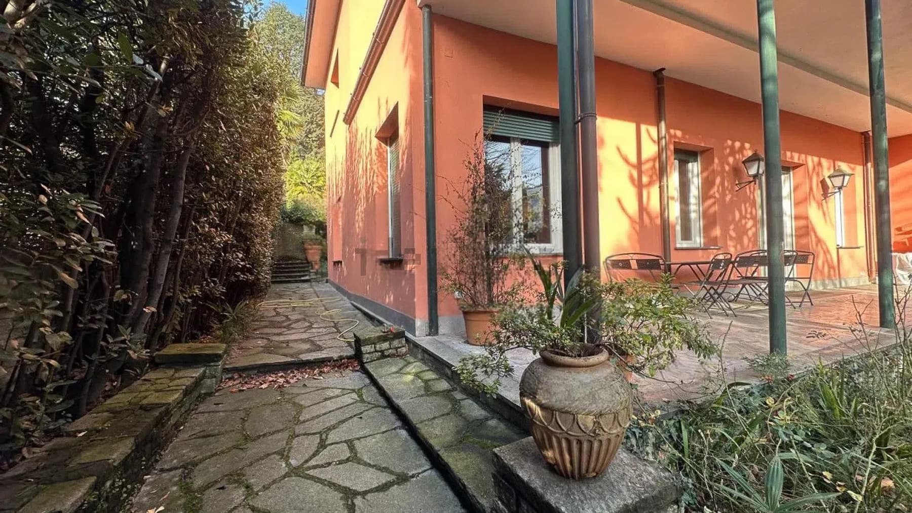 Villa spaziosa con giardino sul Lago di Como
