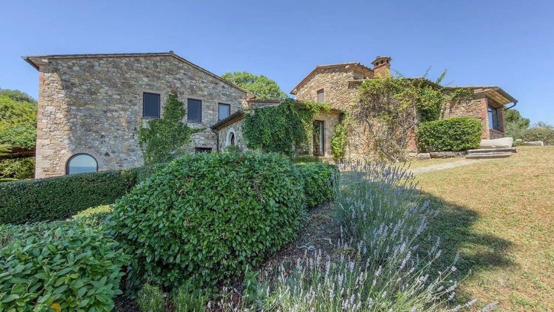 Villa in pietra con piscina panoramica a Cetona, Toscana