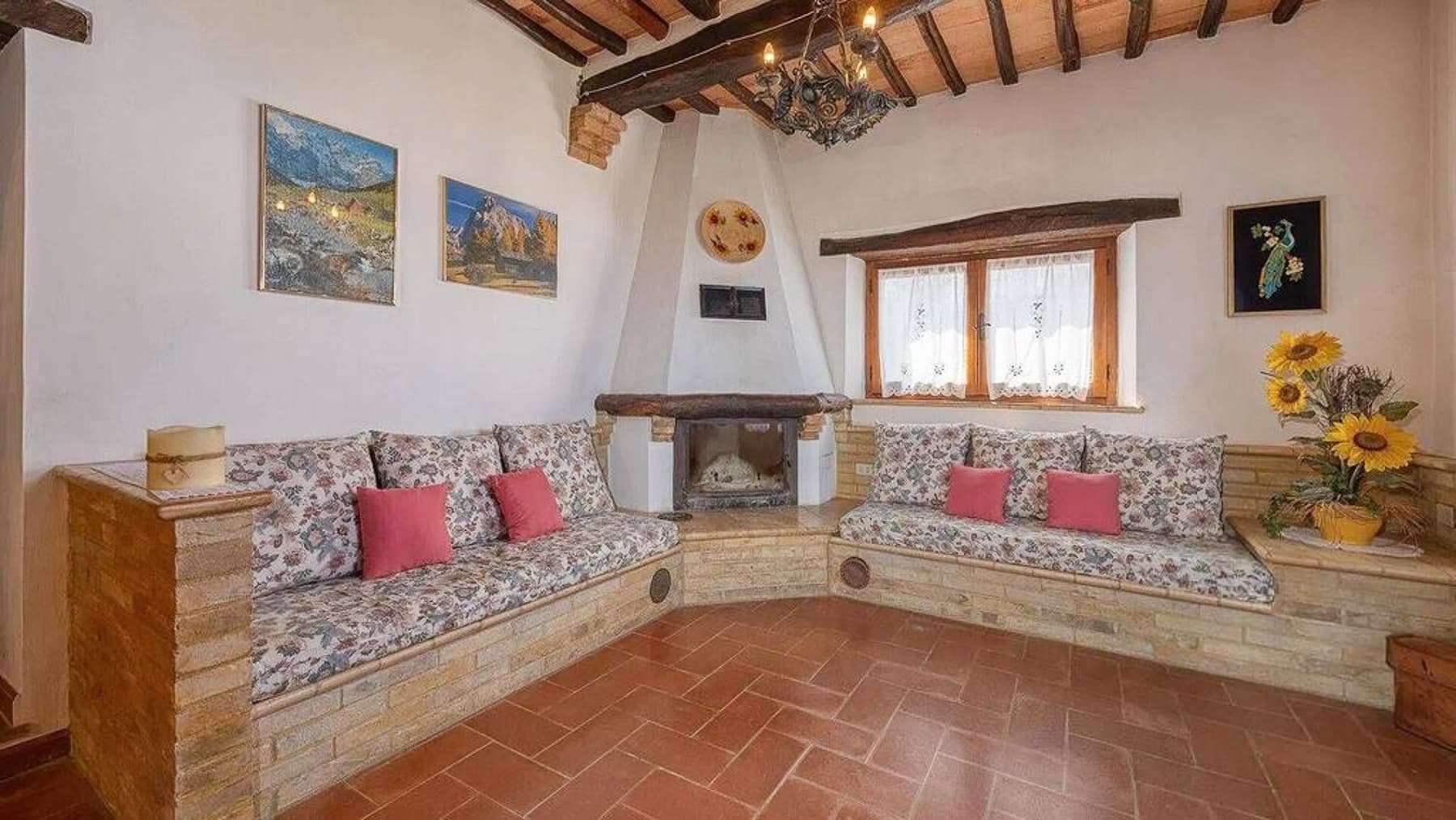 Villa panoramica a Montalcino, cuore della Toscana