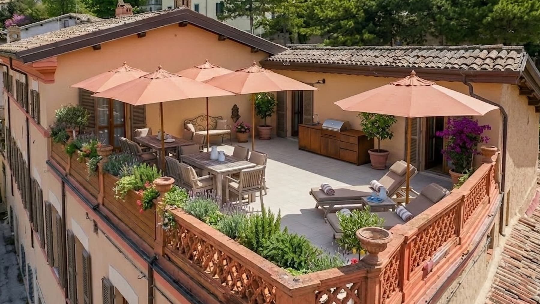 Palazzo con giardino privato nel cuore dell'Umbria
