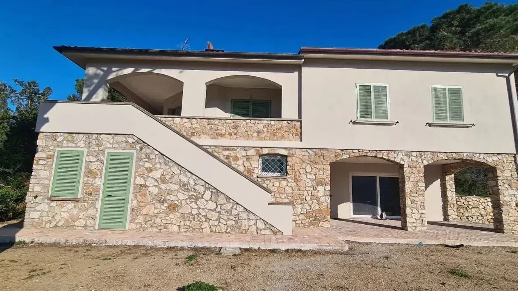 Villa a Colle di Procchio con vista mare e dependance