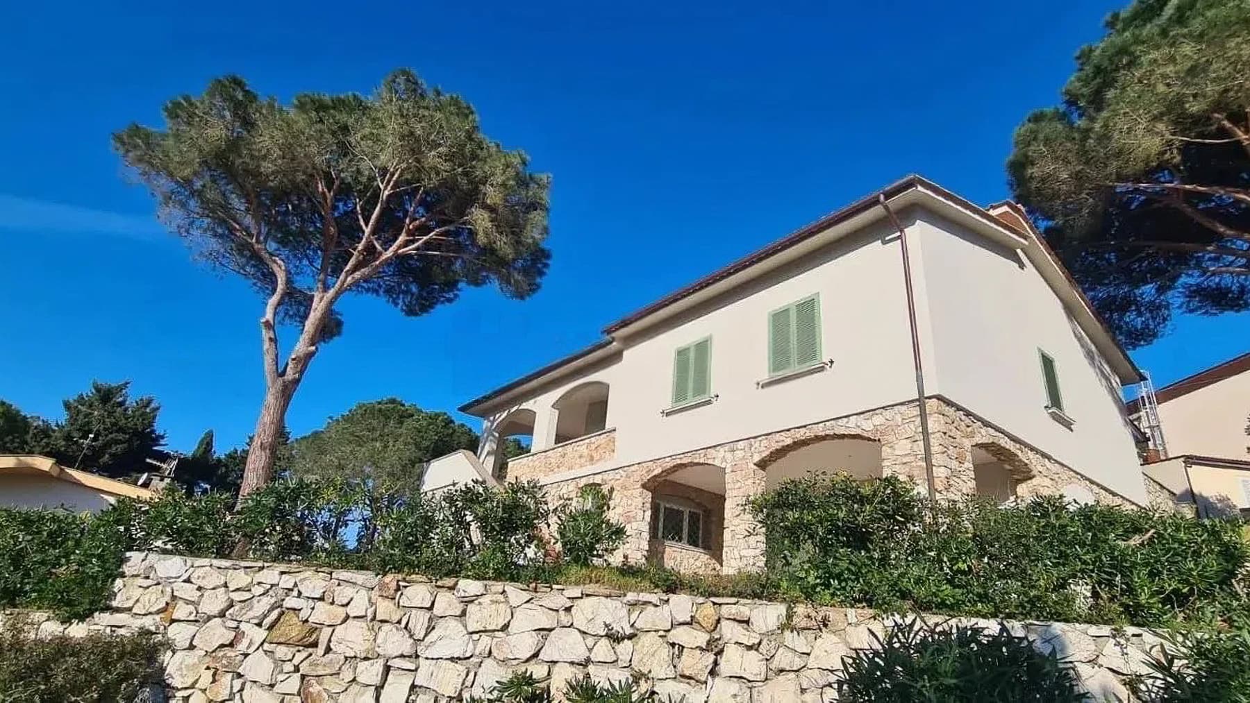 Villa a Colle di Procchio con vista mare e dependance