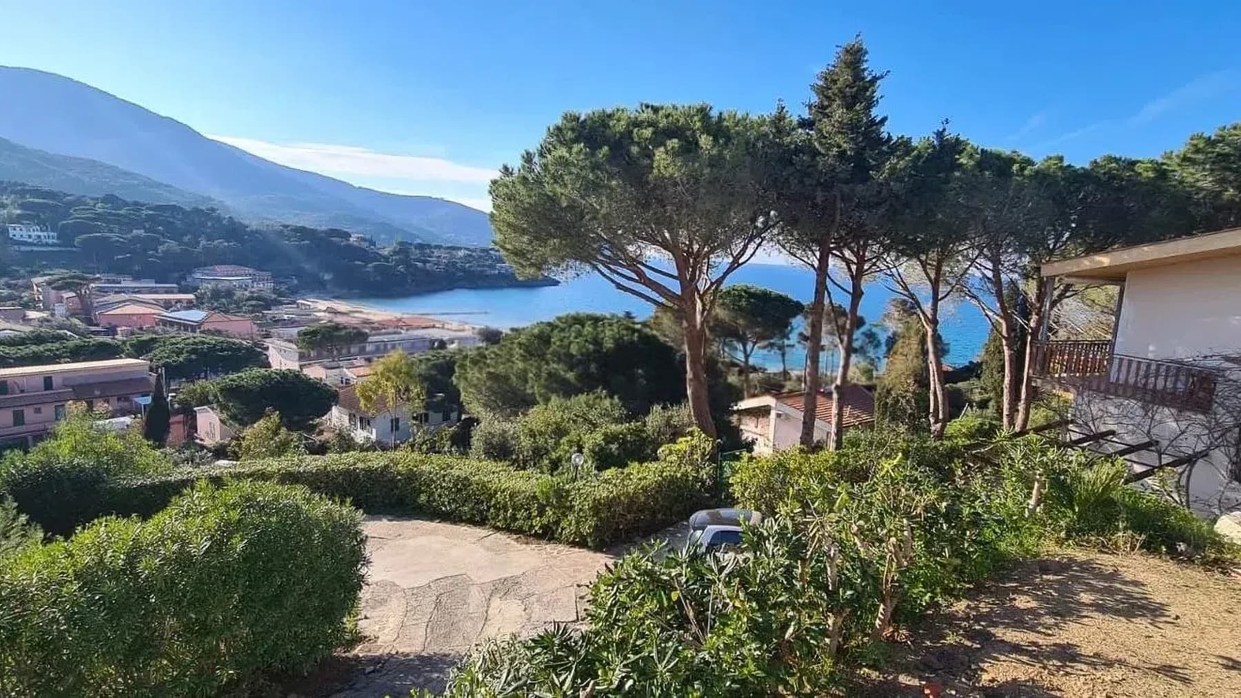 Villa a Colle di Procchio con vista mare e dependance
