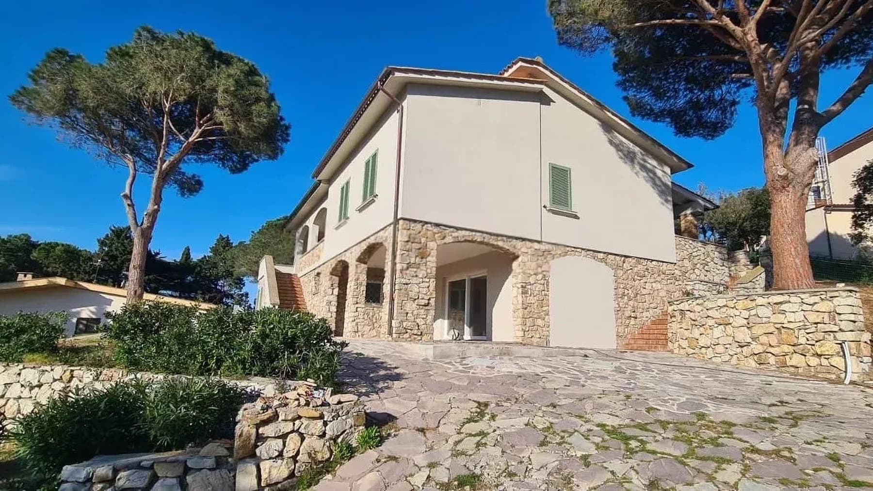 Villa a Colle di Procchio con vista mare e dependance