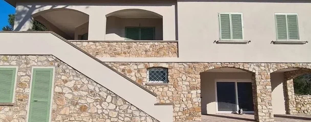 Villa a Colle di Procchio con vista mare e dependance