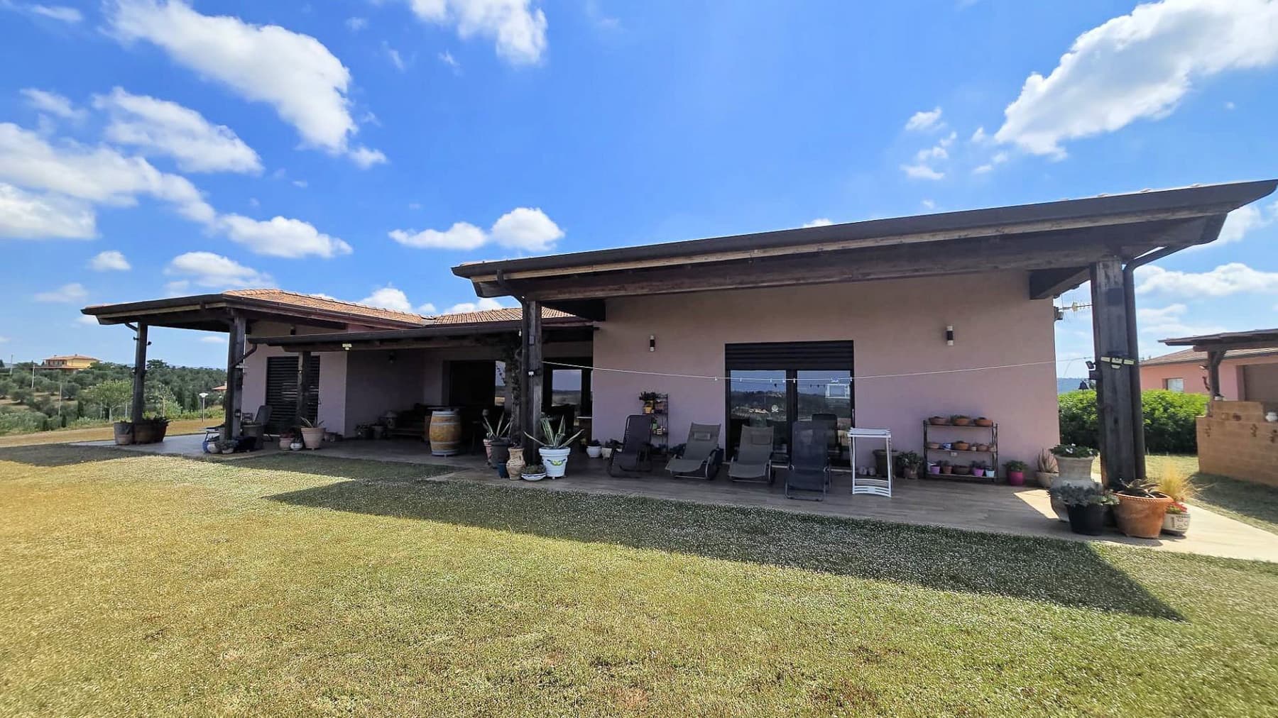 Villa contemporanea con ampio giardino a Magliano in Toscana