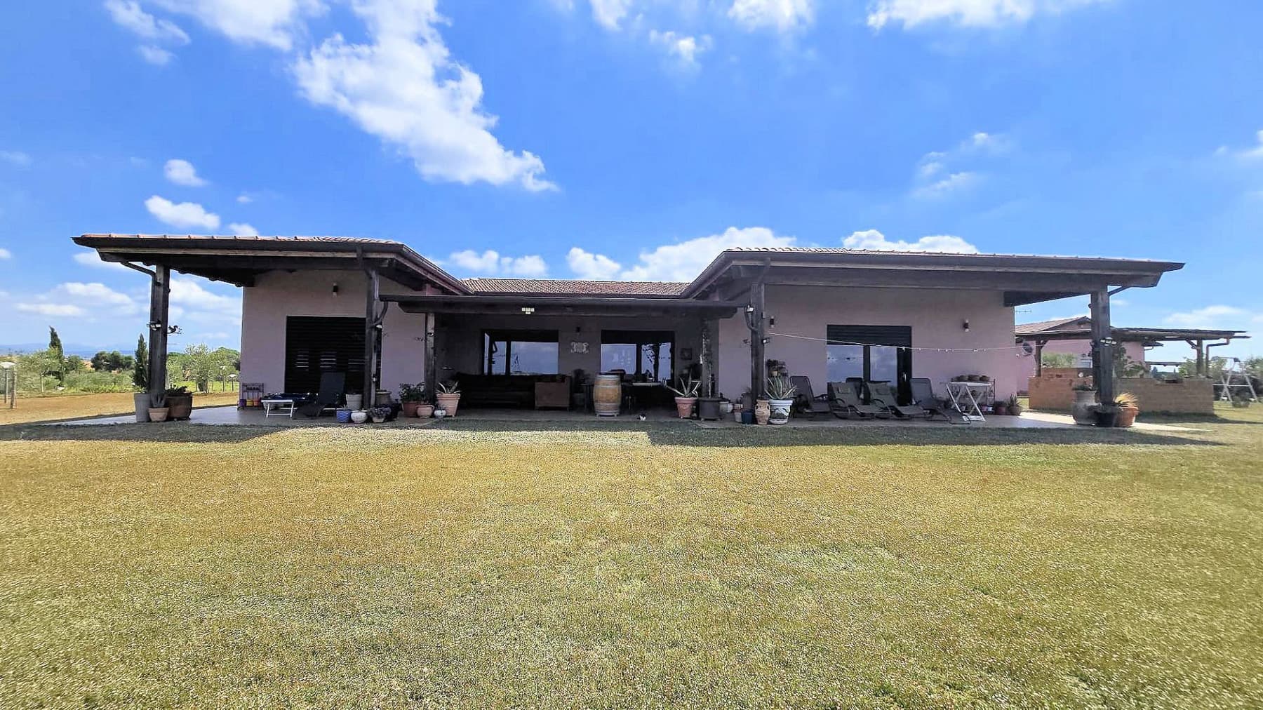 Villa contemporanea con ampio giardino a Magliano in Toscana