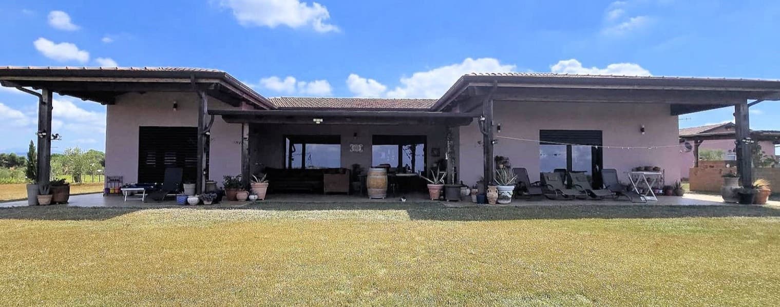 Villa contemporanea con ampio giardino a Magliano in Toscana