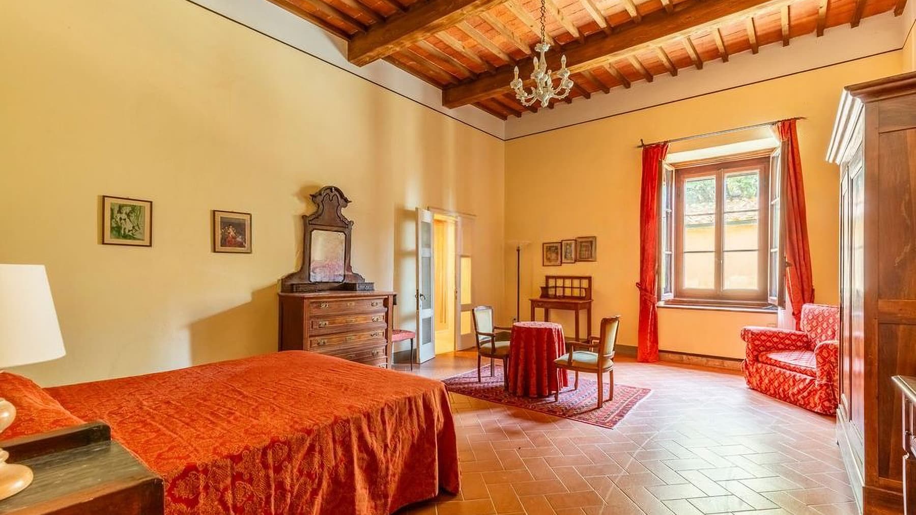 Villa storica a Gambassi Terme, cuore della Toscana
