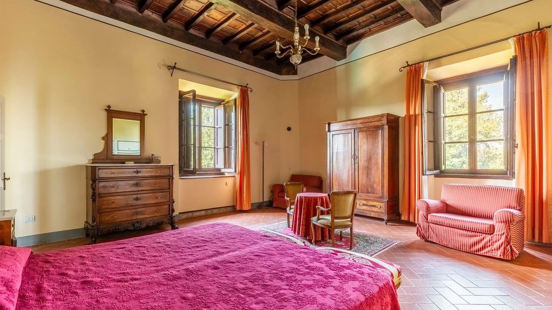 Villa storica a Gambassi Terme, cuore della Toscana