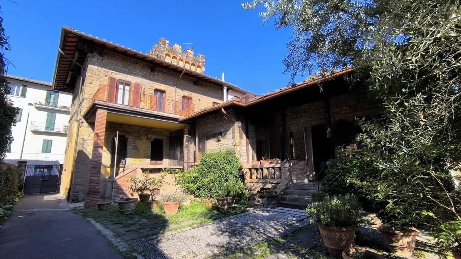 Villa a Firenze, Rifredi con ampio giardino e box auto