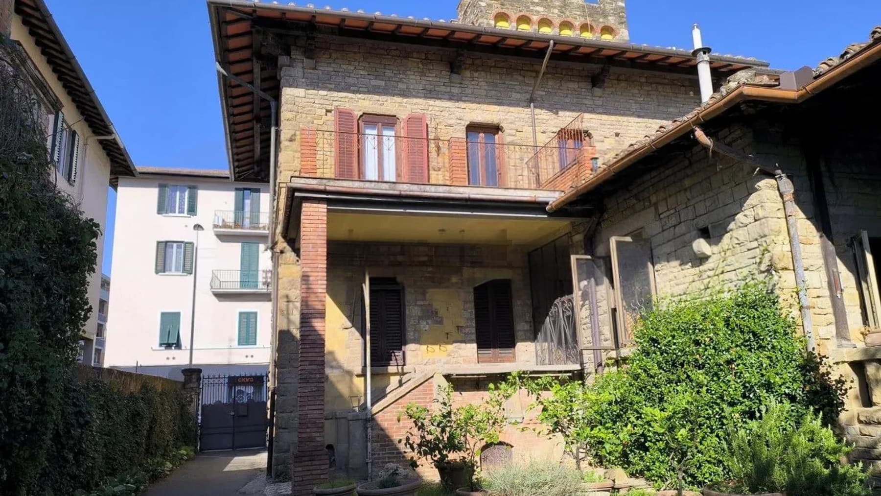 Villa a Firenze, Rifredi con ampio giardino e box auto