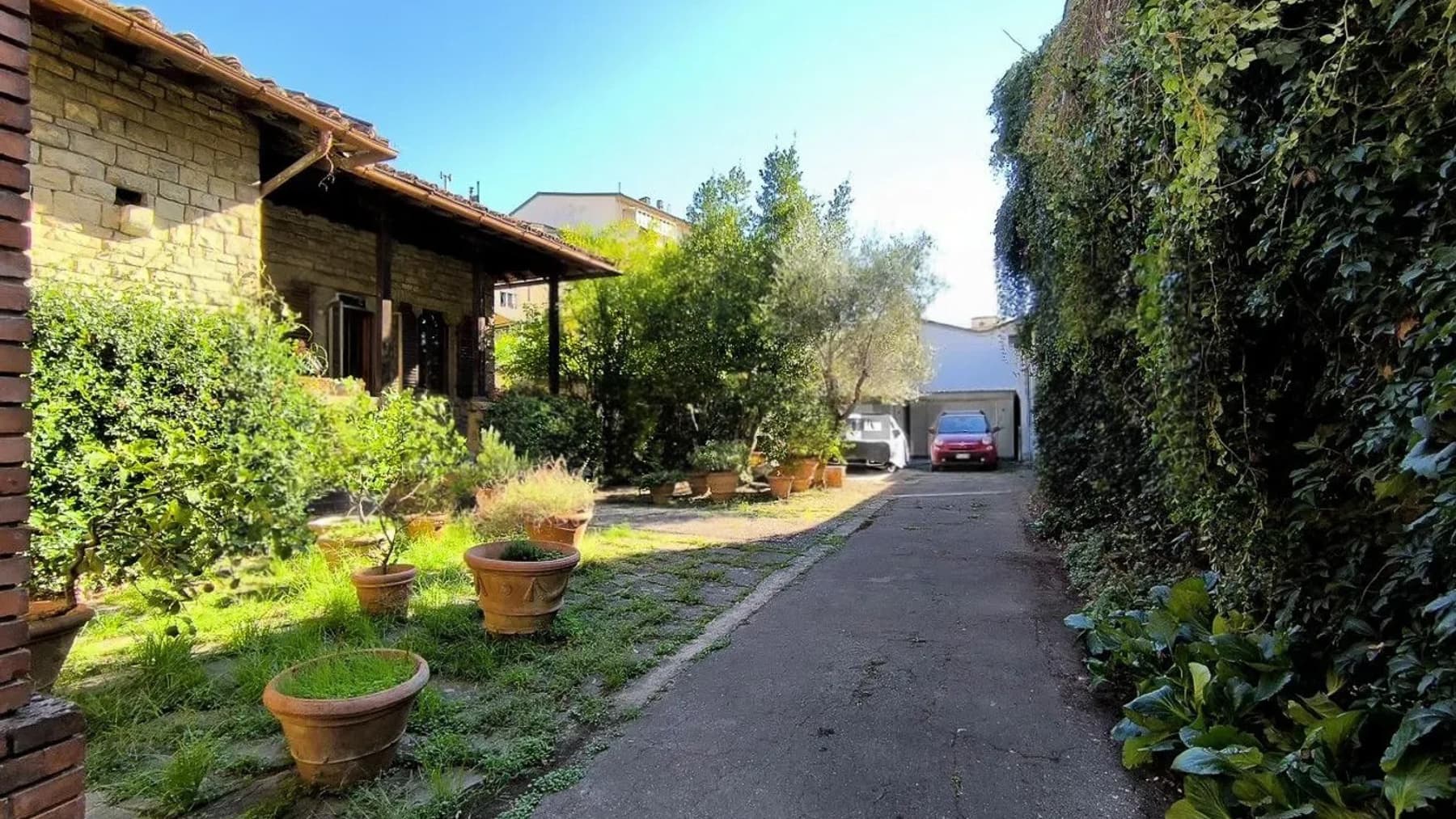 Villa a Firenze, Rifredi con ampio giardino e box auto