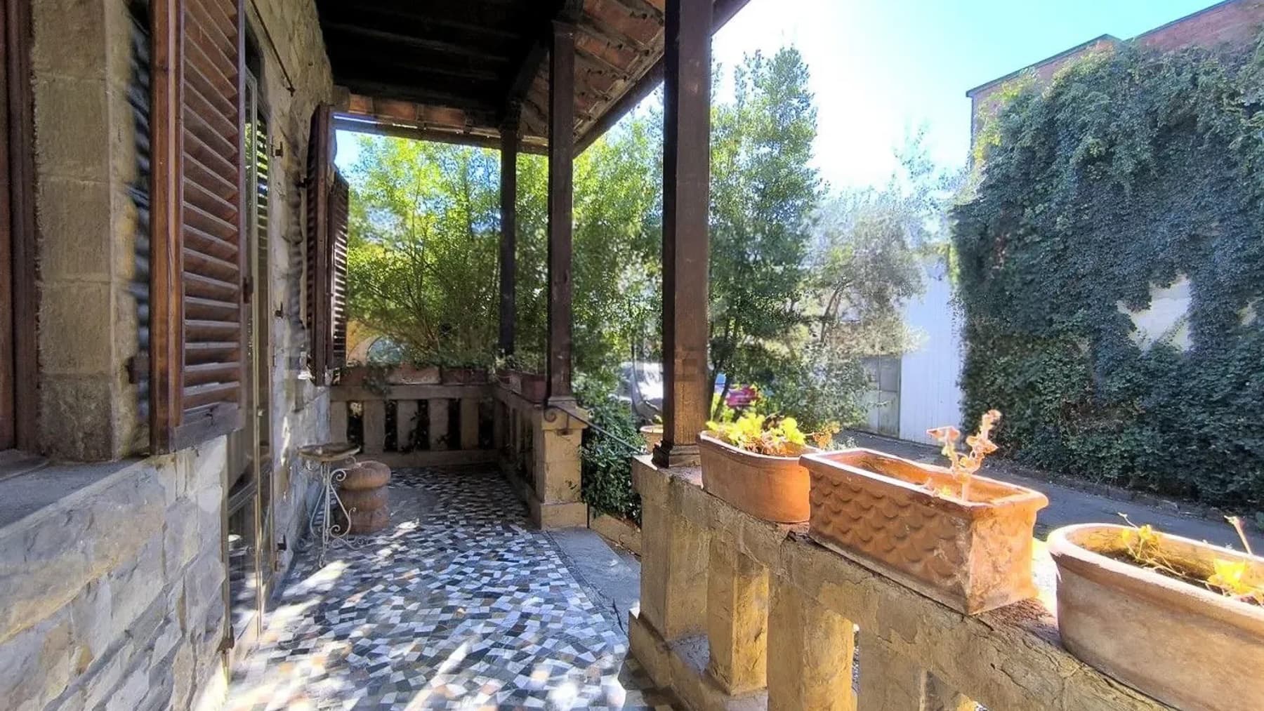 Villa a Firenze, Rifredi con ampio giardino e box auto